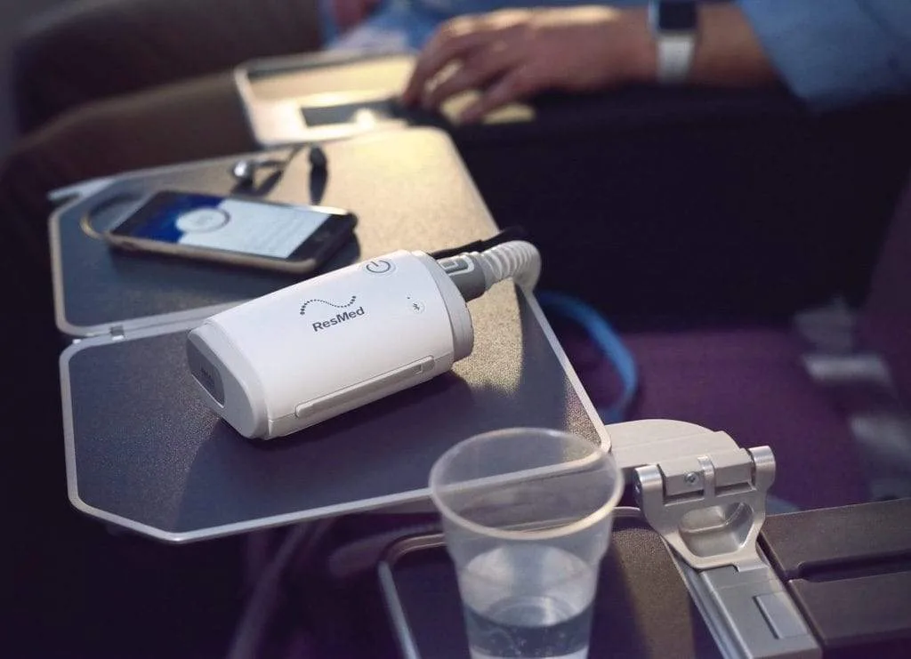 sleep-apnea-travel-cpap-airmini-on-airplane-tray-table